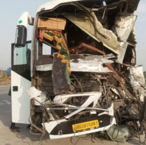 NH-19 पर हादसे का कहर, डंपर से भिड़ी रेखा बस- एक मृत, 22 घायल
