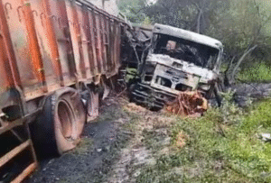 भीषण टक्कर के बाद धधक उठे चार भारी वाहन, दो चालकों की जिंदा जलकर मौत