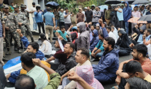 JSSC CGL कर्मचारियों का प्रदर्शन दूसरे दिन भी जारी, भारी बारिश में प्रोजेक्ट भवन के बाहर डटे