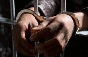 मुंबई में एयरहोस्टेस से रेप का आरोप, किन्नर बनकर घर में घुसा आरोपी गिरफ्तार