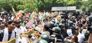 पटना में छात्रों का प्रदर्शन उग्र, वाटर कैनन और लाठीचार्ज के बीच छात्र घायल
