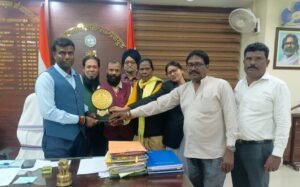 आंदोलनकारियों ने उपायुक्त मंजूनाथ भजंत्री को दिया ‘रांची गौरव सम्मान’, बोले पुष्कर महतो – जाति, धर्म से ऊपर उठकर सेवा कर रहे हैं मंजूनाथ भजंत्री