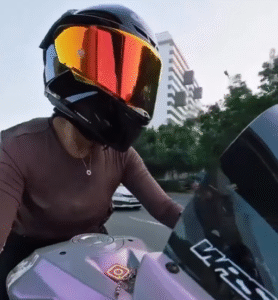 गुरुग्राम में महिला बाइकर का खौफनाक एक्सीडेंट! कार ने मारी टक्कर, सड़क पर घिसटती रही बाइक