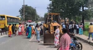 एचईसी में दूसरे दिन भी अतिक्रमण हटाओ अभियान, विरोध में सड़क पर उतरे लोग; डीपीएस चौक पर लगा लंबा जाम