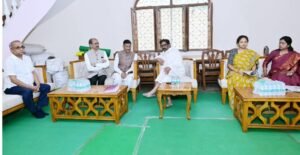 मुख्यमंत्री हेमंत सोरेन की माता रूपी सोरेन के निधन पर शोक जताने पहुंचे कई जनप्रतिनिधि, नेमरा आवास पर दी श्रद्धांजलि