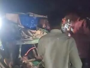 गिरिडीह में भीषण हादसा, अनियंत्रित कार ने टेंपो और कई बाइक को मारी टक्कर; एक की मौत