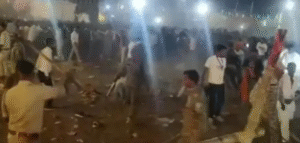 गिरिडीह में कार्यक्रम बना रणक्षेत्र, रोशन रोही और निशा दुबे की प्रस्तुति के दौरान जमकर हंगामा; पुलिस का लाठीचार्ज